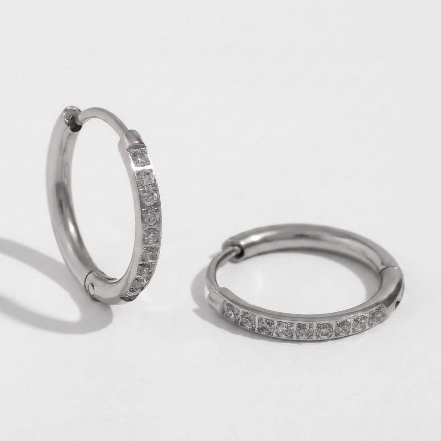 Luna creolen zilver zirkonia hoops dames - Amelia Sieraden